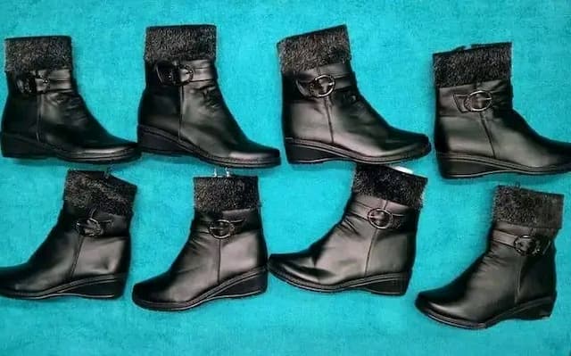 Ladies Sleek Design Black Boots