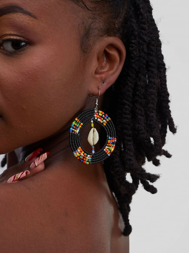 Round Shell Earring - Black