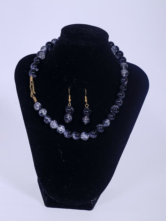 Klewisia Closet Shiny Pearls Necklace - Black