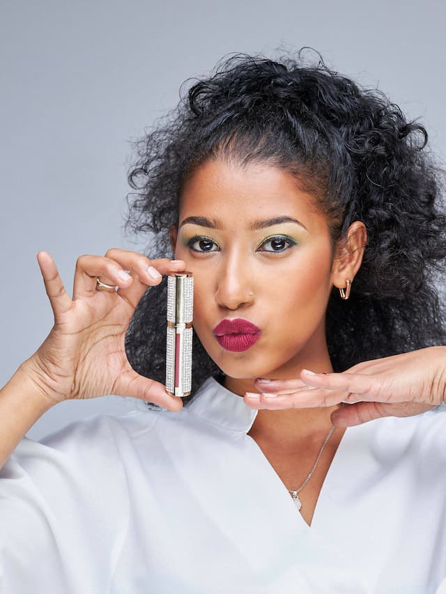 Glamour Queen Boss In Skirt Lipstick - Magenta Red