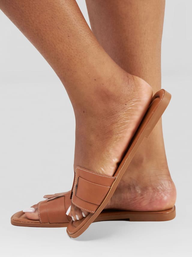Shells Attic Sandal - Brown