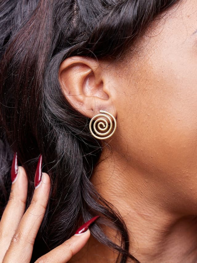Lizola Naomi Spiral Earrings + Polisher - Brass