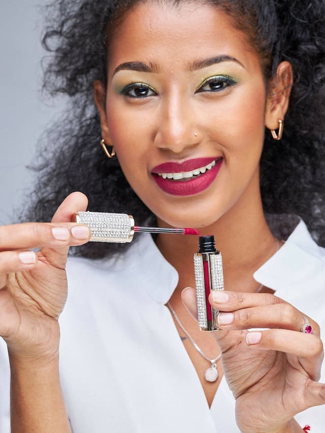 Glamour Queen Boss In Skirt Lipstick - Magenta Red