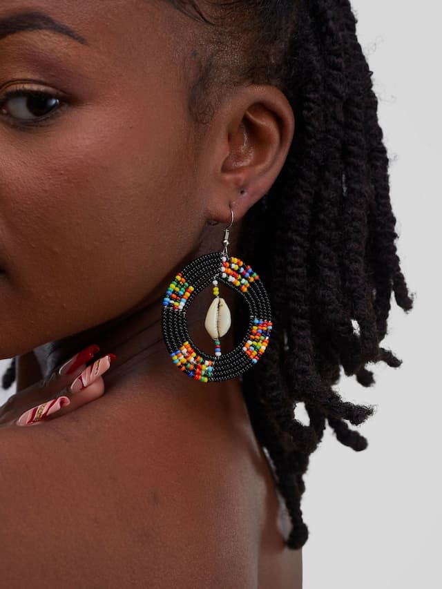 Round Shell Earring - Black